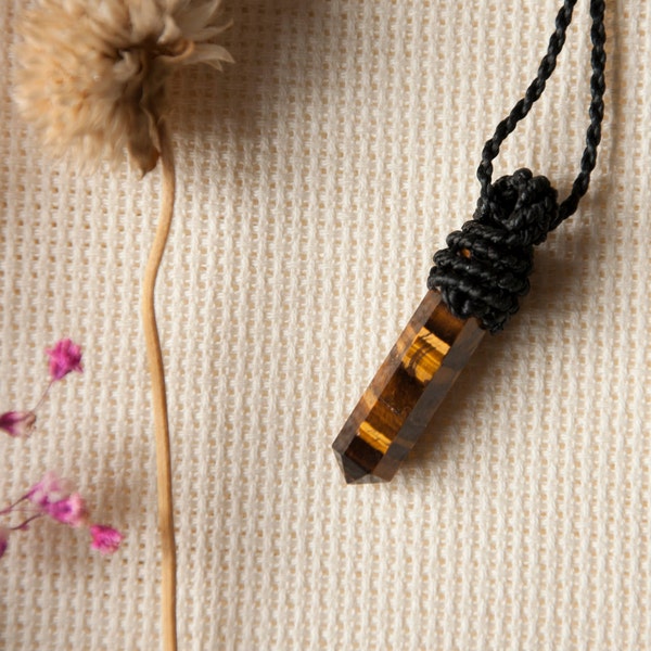 Tiger eye pendant handmade with macrame. Macrame necklace for men or women.