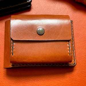 Monedero y tarjetero de piel minimalista hecho a mano, cartera de mujer, cartera de hombre. Cosido a mano.