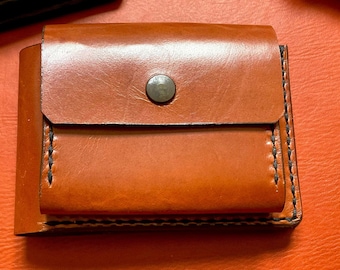 Monedero y tarjetero de piel minimalista hecho a mano, cartera de mujer, cartera de hombre. Cosido a mano.