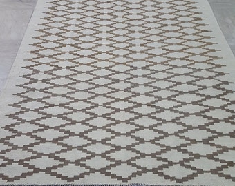 6x9 kilim rug. Size: 6'1" x 9'1"