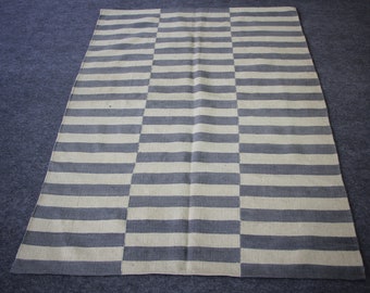 Striped kilim rug, grey and ivory rug, area rug, wool dhurrie rug, flat weave rug, striped area rug. Size: 126 cm x 178 cm / 4.1' x 5.8'