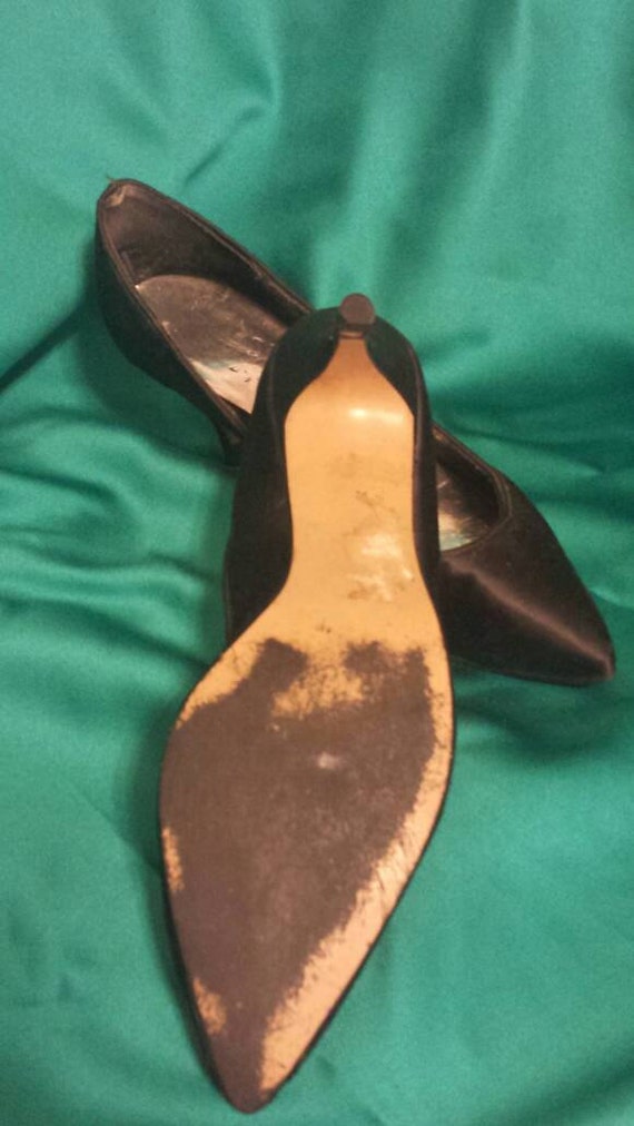 Black Satin Pumps // Size 7 // vintage // 50s to … - image 3