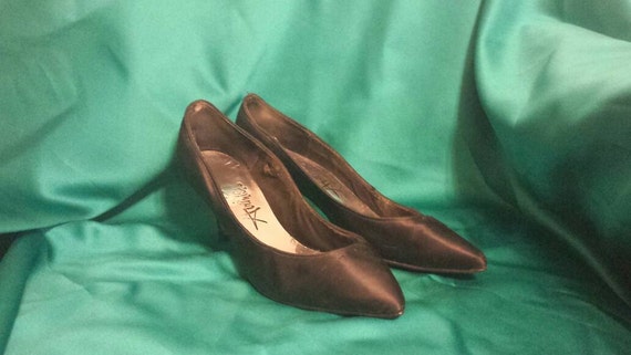 Black Satin Pumps // Size 7 // vintage // 50s to … - image 1