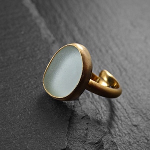 Handgemachter 18k vergoldeter Ring mit natürlichem Meerglas in aqua oder dunkelrot, sommerlicher Ring