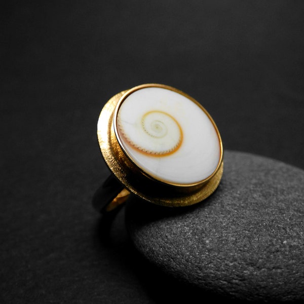 Golden Shiva-eye - Bague plaquée or faite à la main avec une coquille naturelle de la mer!