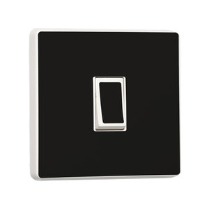 Pode incluir: Um interruptor de luz preto quadrado com uma moldura branca e um interruptor branco. O interruptor está na posição ligado. Design moderno.
