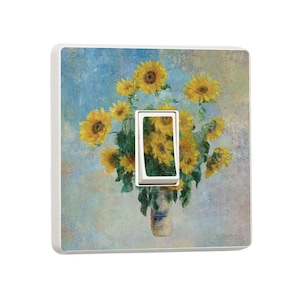 Puede incluir: Una tapa de interruptor de luz con una pintura vintage de girasoles en un jarrón. El fondo es azul claro con un aspecto descolorido y texturizado.