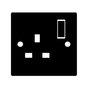 Puede incluir: Una toma de corriente negra con un interruptor blanco y tres clavijas.