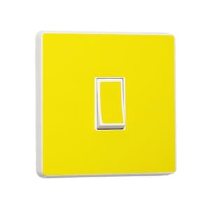 Pode incluir: Uma tampa de interruptor de luz amarelo brilhante com um interruptor de alternância branco.