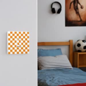 Orange klistermärke med strömbrytare i schackmönster - 2-pack