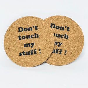 "Personalisierte ""Don't Touch My Stuff"" Korkuntersetzer - lustiges Wichtelgeschenk, Weihnachts- & Geburtstagsgeschenk 2er-Set."