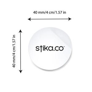 Może przedstawiać: Okrągła biała naklejka z tekstem "stika.co" w kolorze czarnym. Naklejka ma średnicę 4 cm.