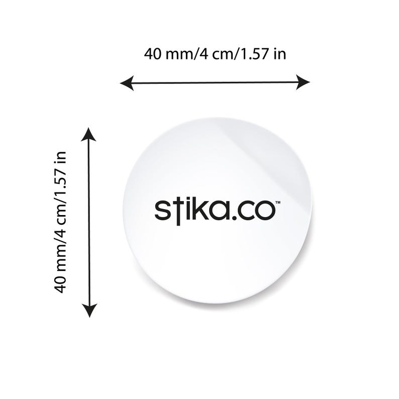 Może przedstawiać: Okrągła biała naklejka z tekstem "stika.co" w kolorze czarnym. Naklejka ma średnicę 4 cm.