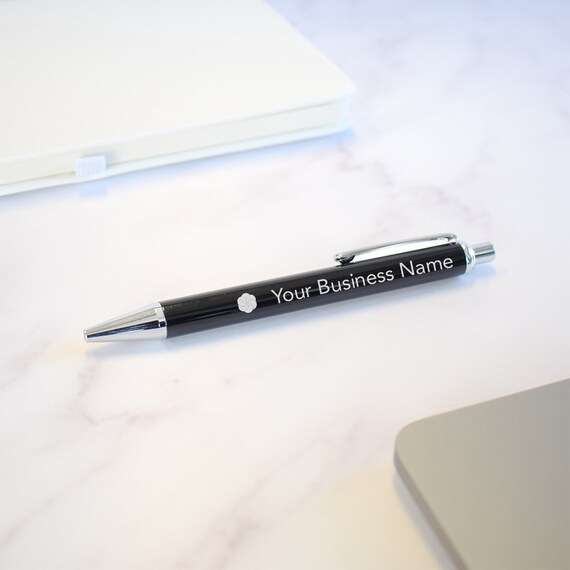 Personalisiert Kugelschreiber Schwarz - Werbegeschenk Mit Individuellem Text, 60x7 Mm Druckfläche, Mit Chrom-Details