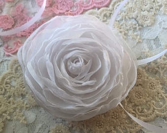 Ras de cou fleurs roses en organza blanc, tour de cou roses blanches, accessoires de mariage, tour de cou fleurs pour la mariée, accessoire de charme, tour de cou fleurs fait main
