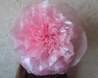 Broche grande de peonía de organza rosa: un encantador accesorio para vestido.