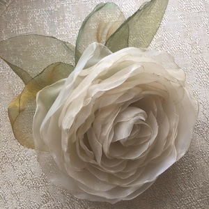 Broche grande de rosa de organza color marfil claro, broche de novia, accesorio de boda, broche de tela, broche para vestido, accesorio encantador.
