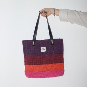 Borsa a tracolla grande in corda di carta lavorata all'uncinetto (ecologica) / Design unico fatto a mano con effetto alba colorata
