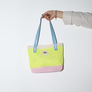 Borsa a tracolla unica all'uncinetto (ecologica) / Corda di carta colorata fatta a mano / Cinghie in giallo neon, bianco perla, rosa / Blu