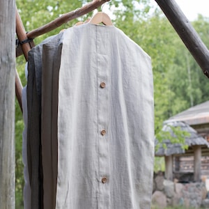 Linge de maison pour vêtements en lin avec boutons en bois ou fermeture éclair pour ranger vos vêtements. Housse pour vêtements. Housse pour vêtements de mariage. Sac garçons d'honneur