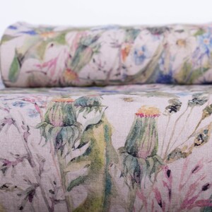 Tessuto di lino con stampa floreale ad acquerello, tessuto per abbigliamento per la tua collezione estiva o progetto tessile per la casa