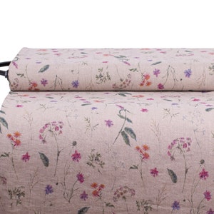 Tessuto in puro lino con una splendida stampa di fiori estivi. Tessuto sostenibile per la moda e l'arredamento della casa