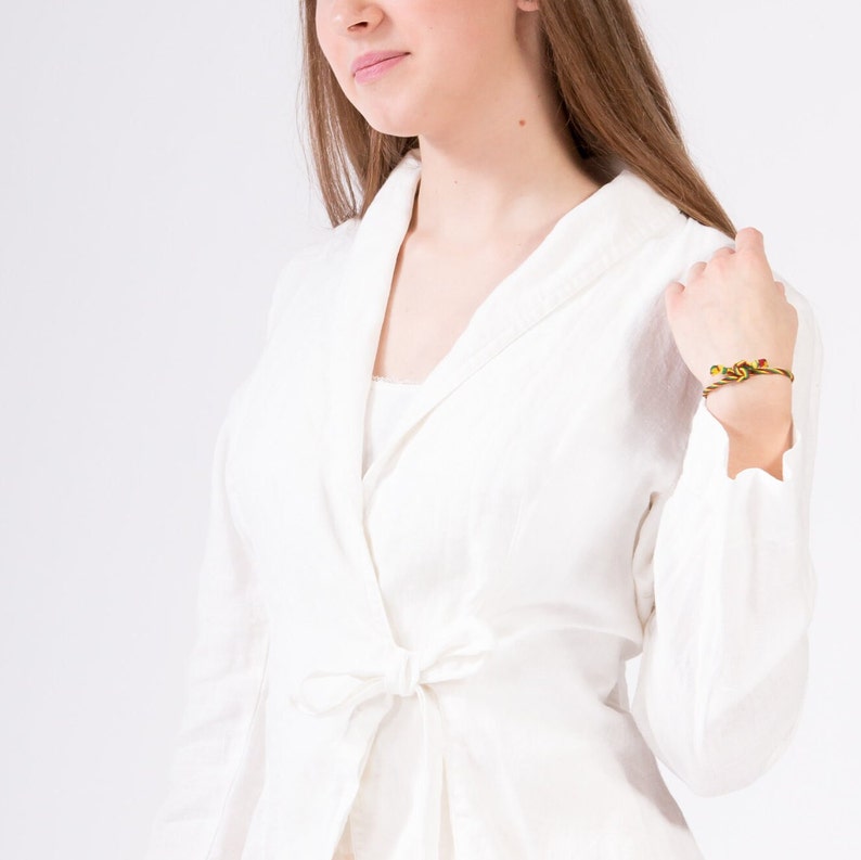 LinenBuy Pure Linen Blazer Kleidungsstück entweder bis zur Hüfte, lange Ärmel, Befestigung Gürtel vorne, zwei Taschen Stark White