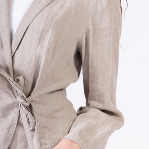 LinenBuy Pure Linen Blazer Kleidungsstück entweder bis zur Hüfte, lange Ärmel, Befestigung Gürtel vorne, zwei Taschen Linen not-dyed