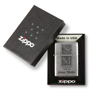 Original Zippo mit Gravur Feuerzeug individuell personalisiert Chrome Brushed / Messing Geschenk für Männer - Verzierte Initialen