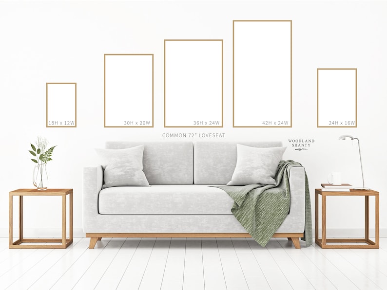 Puede incluir: Cinco marcos de fotos de diferentes tama&ntilde;os en dorado sobre una pared blanca, con un sof&aacute; cama gris claro delante de ellos. Los marcos est&aacute;n etiquetados con sus dimensiones en pulgadas, como 18H x 12W, 30H x 20W, 36H x 24W, 42H x 24W y 24H x 16W. El sof&aacute; cama es un sof&aacute; cama est&aacute;ndar de 72 pulgadas. El texto "WOODLAND SHANTY" es visible en la esquina inferior derecha de la imagen.