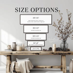 Op de afbeelding: Een display van ingelijste kunstmatenopties tegen een neutrale muur. De maten vari&euml;ren van een groot 122cm x 41cm statement-stuk tot een klein 36cm x 15cm mini-accentstuk. De tekst "SIZE OPTIONS" staat bovenaan.