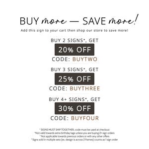 Puede incluir: Fondo blanco con texto negro que promociona descuentos en letreros. El texto dice "&iexcl;COMPRA m&aacute;s - AHORRA m&aacute;s!" y ofrece descuentos del 20%, 25% y 30% con c&oacute;digos para compras de m&uacute;ltiples letreros.