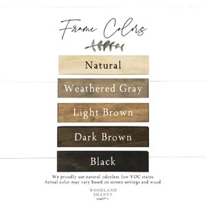Puede incluir: Cinco opciones de color de marco de madera para un letrero: natural, gris desgastado, marr&oacute;n claro, marr&oacute;n oscuro y negro. "Frame Colors" est&aacute; escrito en la parte superior de la imagen. "We proudly use natural, odorless, low VOC stains. Actual color may vary based on screen settings and wood." est&aacute; escrito en la parte inferior de la imagen.
