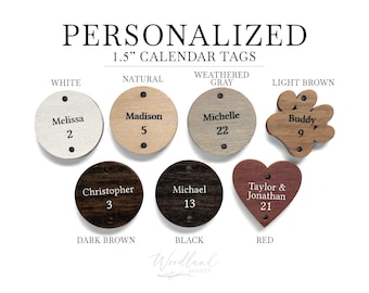 Peut inclure: Étiquettes de calendrier personnalisées de 3,8 cm dans différentes couleurs et formes. Comprend des étiquettes rondes en blanc, naturel, gris vieilli, marron foncé et noir, une étiquette en forme de patte et une étiquette en forme de cœur. Chaque étiquette a un nom et un numéro.