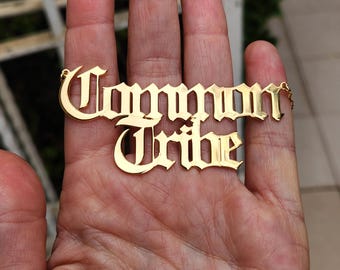 Collar inglés antiguo chapado en oro de 18 k con dos nombres y palabra doble APILADA