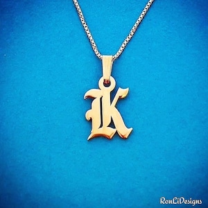 Collar con colgante inicial de oro de 14 k estilo gótico inglés antiguo • Letra de 1,3 cm de alto