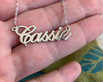 Collar con nombre Cassie en oro blanco de 14 k, cadena personalizada