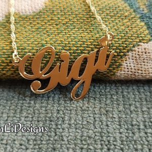 Diseño rizado personalizado con cualquier nombre en oro de 14 quilates estilo Virginia