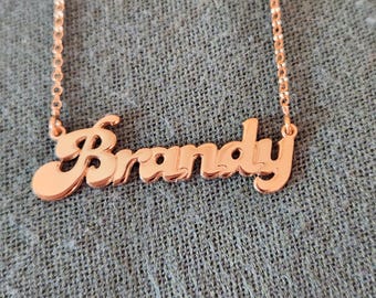 Collar con nombre estilo años 70, pequeño, en plata de ley o chapado en oro