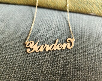 Collar con nombre pequeño de 7 mm: colgante con placa de identificación personalizada con diseño de rizo en oro de 14 k