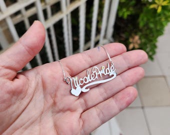 Collar con dos nombres en plata de ley maciza, hecho a medida, con dos mayúsculas y detalle de piedra de nacimiento, estilo Nicole.