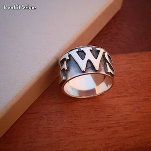 Ring i sterlingsilver med breda blockbokstäver, gotiskt monogram