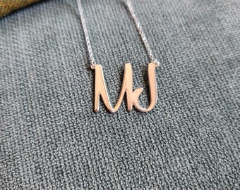 Collar con inicial única extragrande