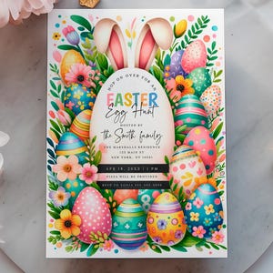 Op de afbeelding: Een uitnodiging voor een paaseierenjacht met kleurrijke paaseieren, bloemen en konijnenoren. De uitnodiging bevat de tekst "Easter Egg Hunt" en evenementdetails. Het ontwerp is in aquarel stijl met pastelkleuren.