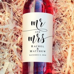 Puede incluir: Una botella de vino con una etiqueta blanca que dice "mr and mrs Rachel & Matthew September 8, 2018".