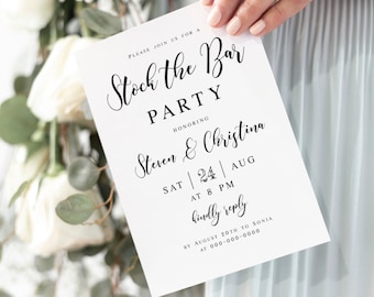 Può includere: Carta d'invito bianca con testo nero che recita "Si prega di unirsi a noi per una festa Stock the Bar in onore di Steven & Christina Sab | 24 | Ago alle 20:00 Si prega di rispondere entro il 20 agosto a Sonia al 000-000-0000"