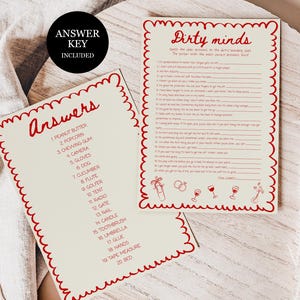 Op de afbeelding: Twee crèmekleurige spelkaarten met rode tekst en een decoratieve rode rand. Eén kaart geeft antwoorden, de andere stelt vragen. De tekst "Answer Key Included" staat in een zwarte cirkel. Het spel heeft een thema voor een vrijgezellenfeest.