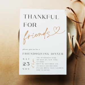 Könnte beinhalten: Eine weiße Einladungskarte mit dem Text "THANKFUL FOR friends" in brauner Schrift mit einem Herzsymbol. Die Einladung ist für ein Friendsgiving-Dinner am Samstag, den 23. November um 18:00 Uhr in The Henderson Home, 123 Main St, New York, NY 10001. RSVP bis zum 4. November an Sonia unter 000-000-0000. Bitte bringen Sie Ihr Lieblingsgericht zum Teilen mit.