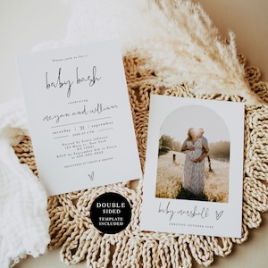 Puede incluir: Una invitación de baby shower blanca con texto negro que dice "Por favor, únase a nosotros para una fiesta de bebé celebrando a Megan y William, sábado 21 de septiembre de 20XX a las 4 PM. Organizado por Sonia Johnson, 123 Main st, New York, NY 10001. RSVP antes del 6 de septiembre a Sonia al 000-000-0000. Registrado en Target & Amazon." Un círculo negro con texto blanco que dice "Plantilla de doble cara incluida" está en la esquina inferior izquierda. Una tarjeta blanca con una foto de una mujer embarazada y un hombre en un campo con el texto "baby marshall arriving October 20XX" está en la esquina inferior derecha.