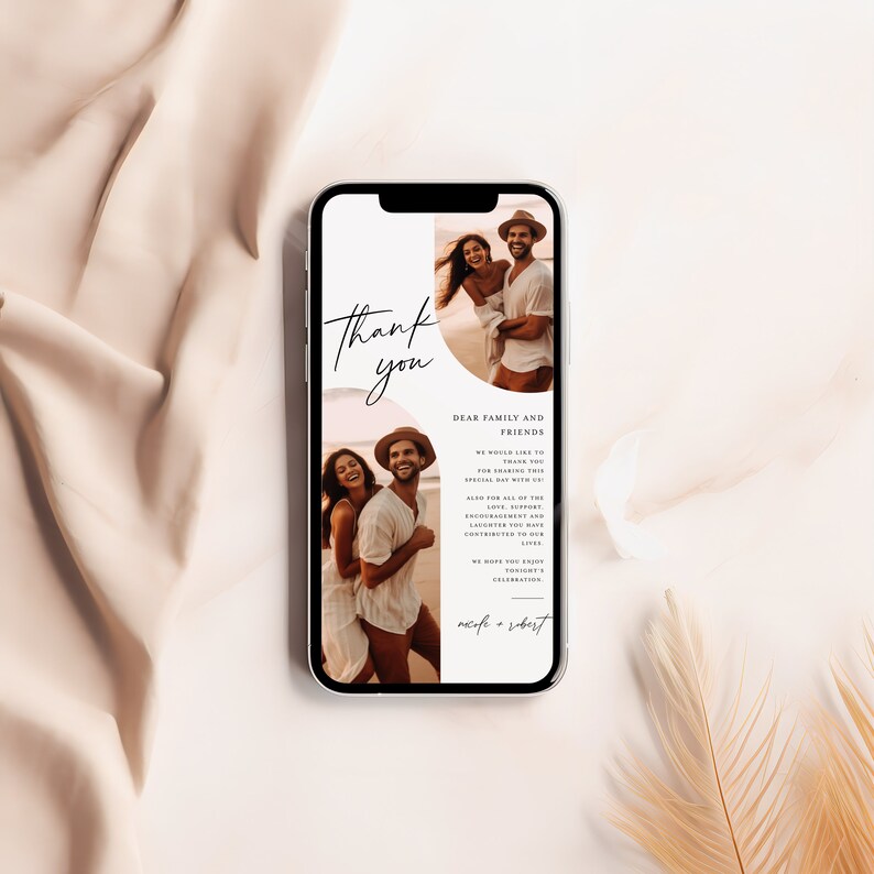 Pu&ograve; includere: Lo schermo di un telefono cellulare che mostra un biglietto di ringraziamento per un matrimonio con una foto di una coppia sulla spiaggia. Il testo dice "Grazie" e "Cara famiglia e amici. Vogliamo ringraziarvi per aver condiviso questo giorno speciale con noi.  Grazie anche per tutto l'amore, il supporto, l'incoraggiamento e le risate che avete portato nelle nostre vite. Speriamo che vi godiate il resto della festa. mcife & robert"